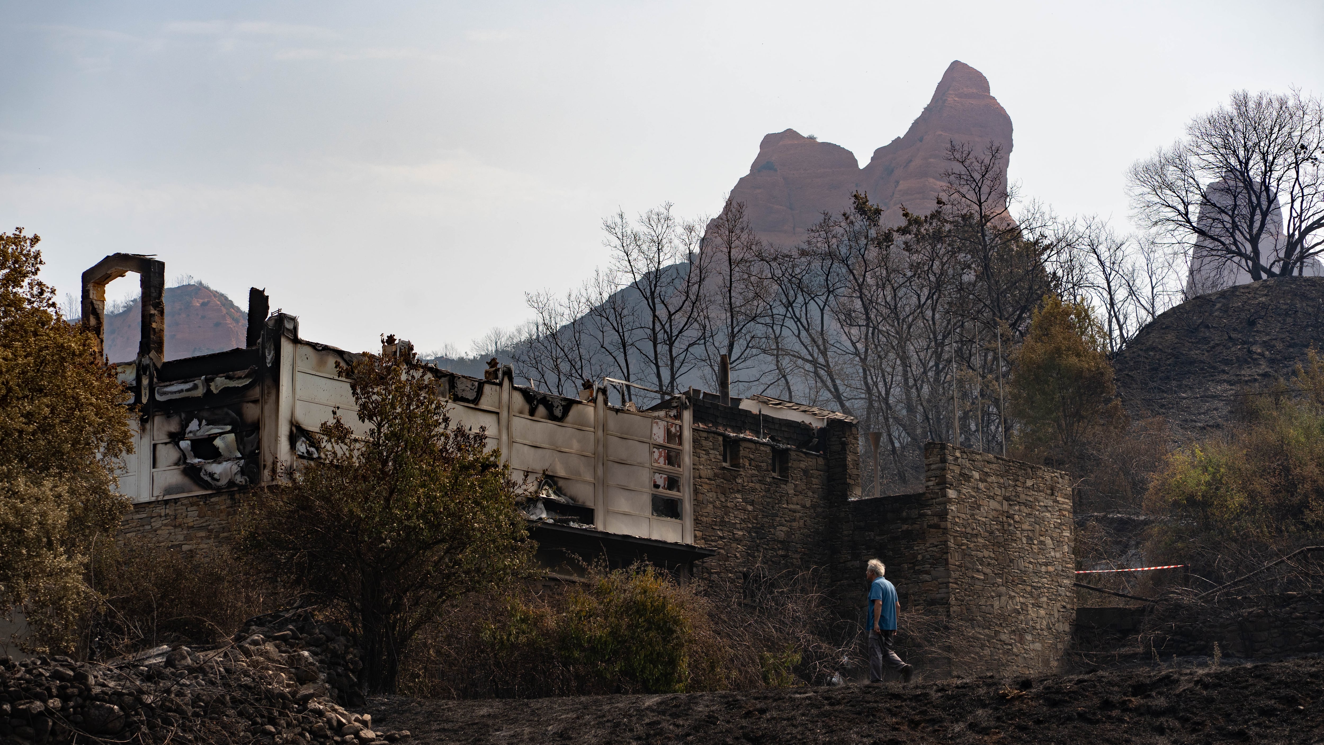 Quejas por la escasa prevención y medios para proteger del fuego Las Médulas: “Si no llegamos a estar, se nos quema la casa”