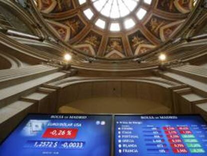 Paneles informativos en el parqué madrileño que muestran las primas de riesgo. EFE/Archivo
