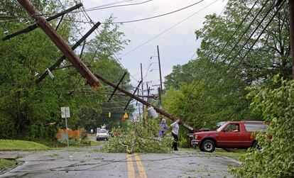 Ruas cortadas por árvores e postes da rede elétrica que não resistiram à passagem do tornado em Tupelo, Mississippi.