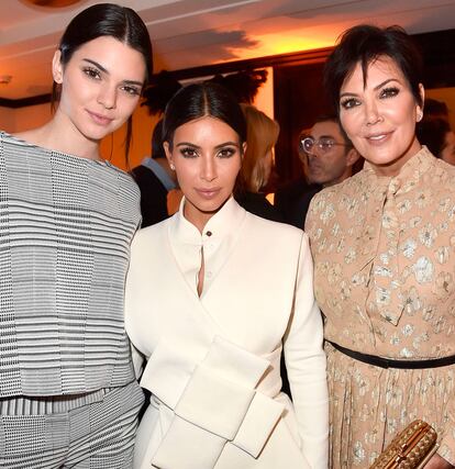 Kendall Jenner, junto a su hermana Kim Kardashian y su madre Kris Jenner.