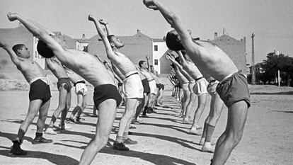 Un grupo de soldados republicanos realiza ejercicios físicos en Carabanchel en junio de 1937