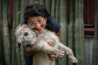 Fátima Gamboa, durante la entrevista abraza a su perro 'Tatich'.