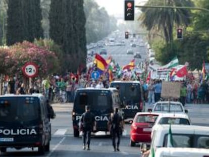 Miles de personas se han dirigido a la plaza de España, en Sevilla, en la última etapa de las marcha obrera que el Sindicato Andaluz de Trabajadores (SAT) ha protagonizado desde agosto por Andalucía.