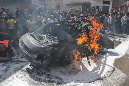 La intensidad de los bombardeos de Israel sobre el enclave palestino no tiene precedentes desde el pasado mes de noviembre, cuando el Ejército y las milicias de Hamás ya bordearon la guerra. En la imagen, personal de emergencia intenta apagar el incendio de un automóvil del miembro de Hamas, en la ciudad de Gaza, el 5 de mayo.