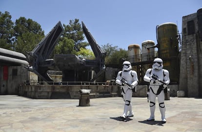 Una nave Tie Echelon y dos soldados del Ejército Imperial en el parque temático Star Wars: Galaxy's Edge, en el Disneyland Park de Anaheim (California).