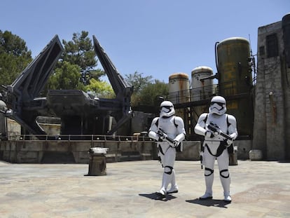 Una nave Tie Echelon y dos soldados del Ejército Imperial en el parque temático Star Wars: Galaxy's Edge, en el Disneyland Park de Anaheim (California).