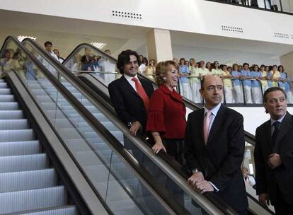 De izquierda a derecha, Gemes, Aguirre, Lamela y Prada, en la escalera mcanica del nuevo hospital.