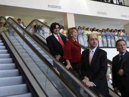 De izquierda a derecha, Güemes, Aguirre, Lamela y Prada, en la escalera mécanica del nuevo hospital.