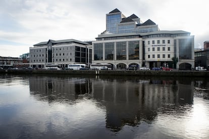 Esta es la sede de Ulster Bank Group. Los edificios más espectaculares de la capital son las sedes de las entidades financieras, un reflejo de su enorme influencia en el desarrollo económico de un país de solo 4,5 millones de habitantes (solo la Comunidad de Madrid tiene 6,5).