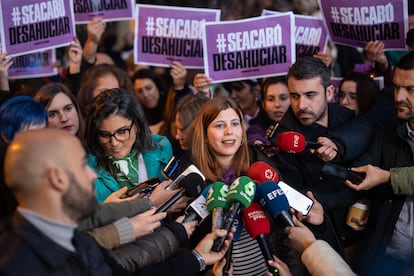 Loreto Arenillas, junto a Manuela Bergerot, en una manifestación del 25 de noviembre de 2023.