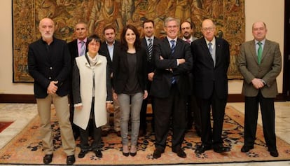 Tejeria (en el centro) posa con la directiva de Eurobask y el parlamentario del PP Carmelo Barrio (primero por la derecha).