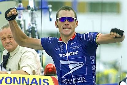 Lance Armstrong consiguió en Alpe d'Huez la primera de sus cuatro victorias de etapa en el Tour de 2001, que sería la tercera de sus siete grandes boucles.