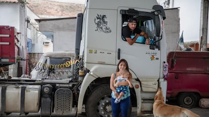 O caminhoneiro Marcelo Aparecido Santos da Paz, de 36 anos, fotografado em seu caminhão junto com sua família, em Santos.