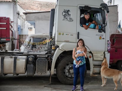 O caminhoneiro Marcelo Aparecido Santos da Paz, de 36 anos, fotografado em seu caminhão junto com sua família, em Santos.