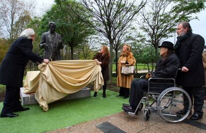 Iñaki Azkuna ha asistido a la inauguración de la escultura a Loroño.