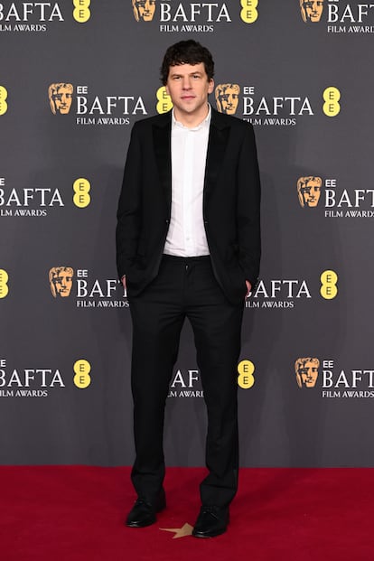 El actor y escritor Jesse Eisenberg en esta ocasión recogió un Bafta por su trabajo en el guion de 'A real pain', cinta que también protagoniza. Su compañero de reparto, Kieran Culkin, se llevó el premio a mejor secundario.