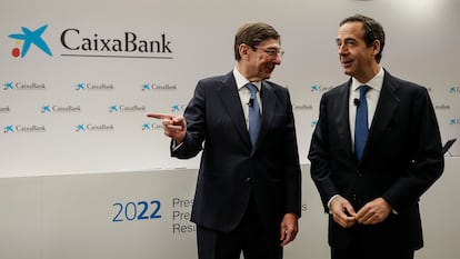 El presidente de CaixaBank, José Ignacio Goirigolzarri (a la izquierda), y el consejero delegado de la entidad, Gonzalo Gortázar, durante la presentación de los resultados de CaixaBank este viernes en Valencia.