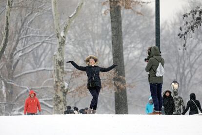 Una joven posa para una fotografía ante una estampa nevada en Central Park (Nueva York). El sábado la sensación térmica en Minneapolis era de -38 grados centígrados, en Chicago de -24 y en Boston de -21.