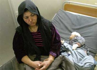 Una madre y su hijo, heridos en uno de los ataques de la resistencia, esperan ser atendidos en un hospital de Kerbala.