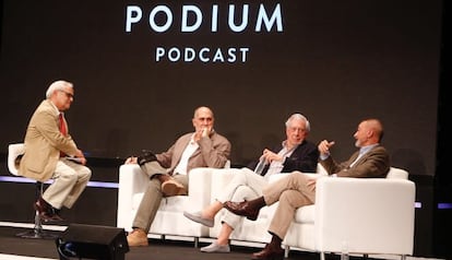 El periodista Juan Cruz conversa con el escritor y cineasta Guillermo Arriaga; y con los escritores Mario Vargas Llosa y Arturo P&eacute;rez Reverte, ayer en el C&iacute;rculo de Bellas Artes de Madrid, durante la presentaci&oacute;n de Podium Podcast.