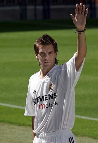 <b>Agosto 2004</B>. El Real Madrid ficha al defensa Woodgate a pesar de tener unos informes médicos pésimos. De hecho, el jugador todavía no ha debutado. El club también ficha al delantero Owen, aunque sólo ha sido titular en 9 partidos de Liga. El costo total de la operación ascenció a 60 millones de euros.