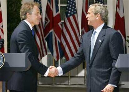 El primer ministro británico estrecha la mano a su homólogo estadounidense después de su comparecencia conjunta en Washington.
