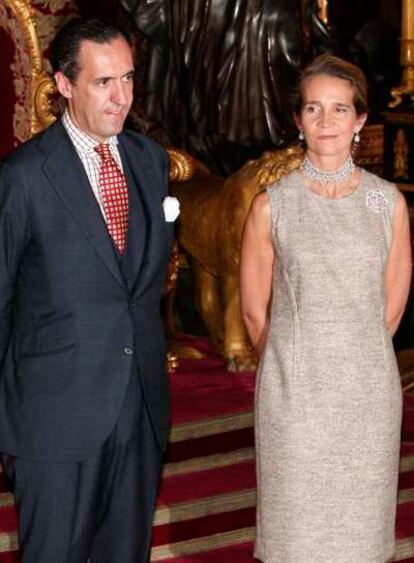 Los duques de Lugo, la Infanta Elena y su esposo Jaime de Marichalar durante la recepción que tuvo lugar en el Palacio Real con motivo de la celebración del Día de la Fiesta Nacional en 2007