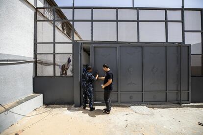 El centro de detención se encuentra dentro de una gran instalación militar en la que también hay una prisión. Al recinto en el que se encuentran los migrantes se accede a través de una valla de cuatro metros de altura.