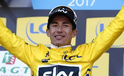 Sergio Henao, con el maillot de líder de la París-Niza.