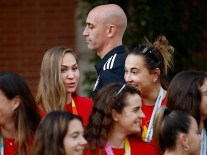 El presidente de la RFEF, Luis Rubiales, en el recibimiento en La Moncloa a las campeonas del mundo.