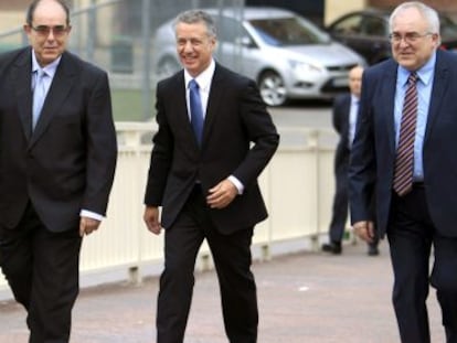 La consejera de Educación, Cristina Uriarte, el presidente de Kristau Eskola Joseba Kamiruaga, el lehendakari, Iñigo Urkullu, y el director general de la escuela, Mikel Ormazabal.