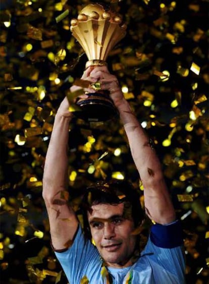 Hassan levanta la copa de campeones de África.