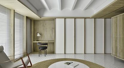 Entre el blanco de la cerámica y la madera de pino nórdico, el dormitorio principal, incluida la mesa de centro con sobre de mármol, fue diseñado por Marcos Catalán. Las butacas, modelo Cité de Jean Prouvé, las produce Vitra.