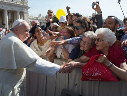 El Papa saluda els pelegrins avui al Vaticà.