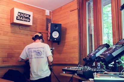 Kiosk Radio invita a DJs de sellos locales como Crevette a tomar en directo ocho horas al día su pequeña cabina de madera.
