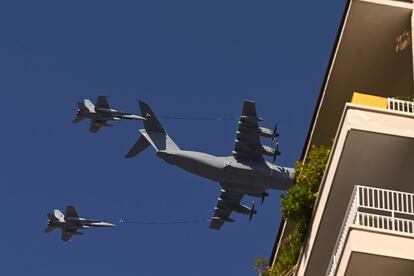 Un T-23 y dos cazas F-18 C-15 participan en el desfile aéreo militar sobre el paseo de la Castellana de Madrid.