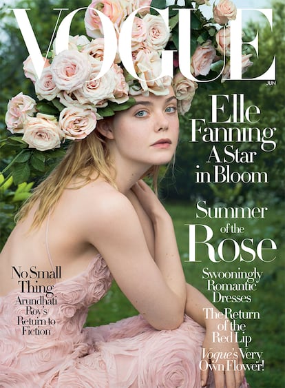 Elle Fanning posaba en el pasado número de junio de la edición estadounidense de Vogue con un tocado floral de dimensiones épicas. Anne Leibovitz retrató a esta "estrella que florece" en medio de la fauna y flora característica del interior de los Estados Unidos.