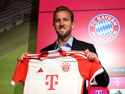 Harry Kane, el fichaje más caro de la historia del Bayern de Múnich, en su presentación con el club bávaro.