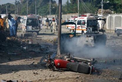 Uno de los suicidas iba en un vehículo que ha estallado al lado del coche del subinspector general de la guardia de fronteras de Quetta, en Pakistán.