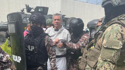 El exvicepresidente, Jorge Glas, es trasladado por las fuerzas de seguridad este sábado después de haber sido sacado a la fuerza de la embajada mexicana.