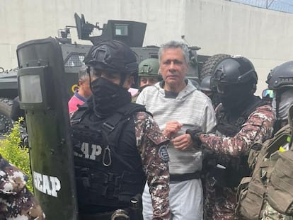 El exvicepresidente, Jorge Glas, es trasladado por las fuerzas de seguridad este sábado después de haber sido sacado a la fuerza de la embajada mexicana.