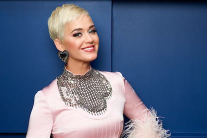 Katy Perry – Antes de formar una familia con Orlando Bloom, la estrella pop tampoco tuvo reparos en confesar que usaba este tipo de plataformas para conocer gente. “Estoy soltera, sí, pero estoy muy metida en Tinder, así que tengo poco tiempo para nada”, admitió en una entrevista radiofónica en 2014.