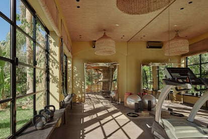 En una de las casas de invitados hay un gimnasio.