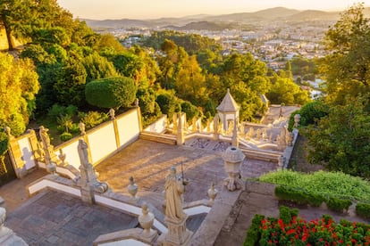 Las escalinatas de los cinco sentidos del Bom Jesus de Braga, al norte de Portugal, son sin duda una de las imágenes más fotografiadas del país vecino. Se trata de unos zigzagueantes escalones de marcado estilo barroco que conducen hasta un santuario en las laderas del monte Espinho, que domina <a href="https://elviajero.elpais.com/elviajero/2019/06/06/actualidad/1559814363_758287.html" target="_blank">la ciudad de Braga</a> desde las alturas. Este vía crucis de excepcional belleza es un lugar de peregrinación para los creyentes portugueses.