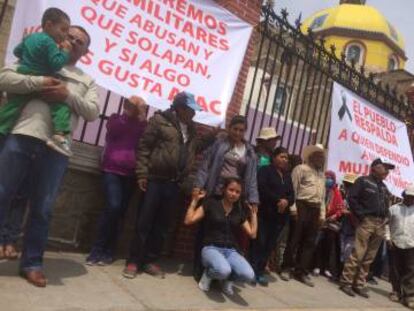 Vecinos de Palmarito protestaron este viernes por la actuación de los militares.