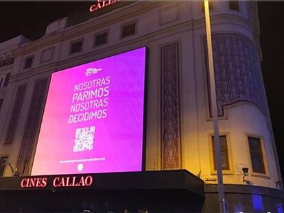Cartel en la plaza de Callao de Madrid a favor de los vientres de alquiler.