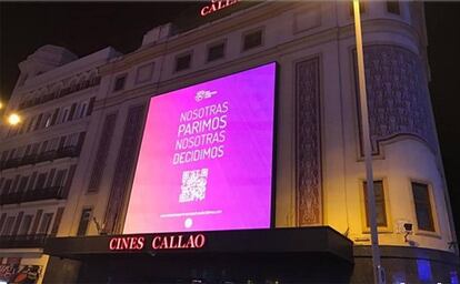 Cartel en la plaza de Callao de Madrid a favor de los vientres de alquiler.