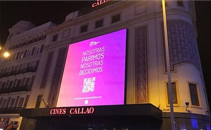 Cartel en la plaza de Callao de Madrid a favor de los vientres de alquiler.