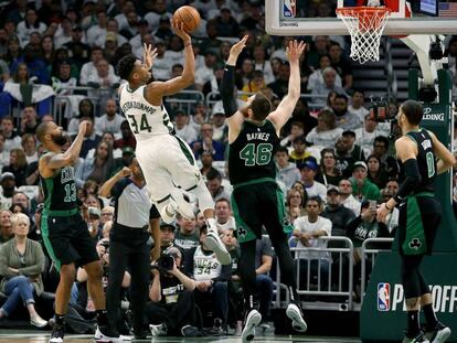 Antetokounmpo lanza entre Morris y Baynes.