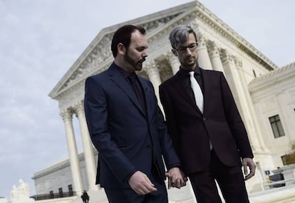 Charlie Craig y su marido, Dave Mullins, este martes por la ma&ntilde;ana a la salida del Tribunal Supremo.